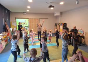 Dzieci poruszają się w rytm perkusji