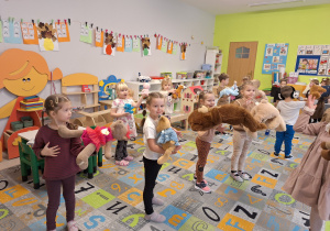 Dzieci trzymają swoje misia na ręku