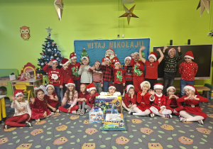 Dzieci z grupy "Sowy" pozują ze swoimi prezentami od Mikołaja