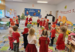 Dzieci z grupy "Rybki" witają Mikołaja w kole