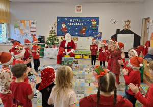 Dzieci z grupy "Rybki" śpiewają piosenkę dla Mikołaja
