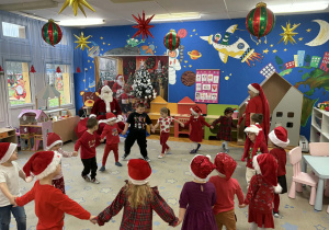 Dzieci z grupy "Misie" tańcza w kóleczko dla Mikołaja