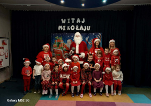 Dzieci z grupy "Misie" pozują do zdjęcia z Mikołajem