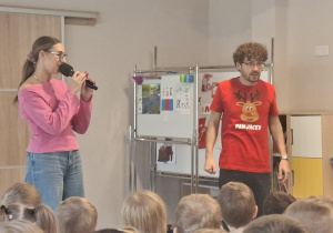 Pan Michał z gościem witają się z dziećmi