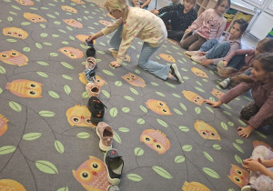 Dzieci z grupy "Sowy" uczestniczą we wróżbie "Buty"