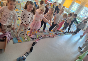 Dzieci z grupy "Rybki" uczestniczą we wróżbie "Buty"