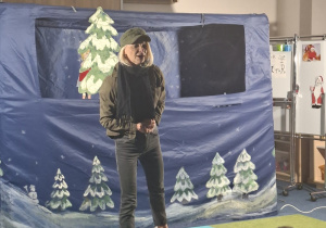 Aktorka z teatrzyku zadaje dzieciom pytania