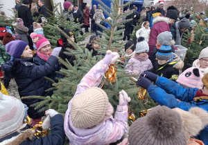 Dzieci dekorują choinkę