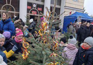 Dzieci dekorują choinkę