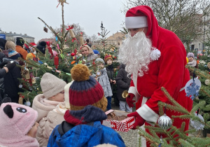 Dzieci częstują się ciasteczkami od Św. Mikołaja