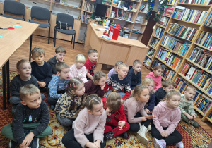 Dzieci oglądają świąteczny teatrzyk