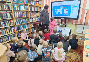 Dzieci rozwiązują zagadki obrazkowe