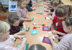 Dzieci wykonują kartki świąteczne