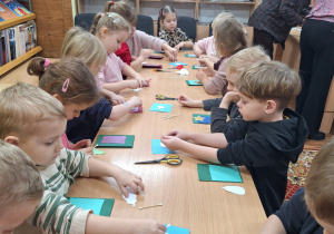 Dzieci wykonują kartki świąteczne