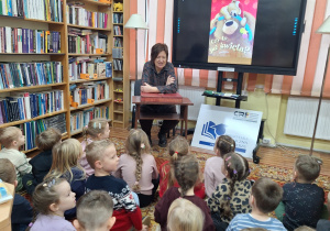 Dzieci rozmawiają na temat treści teatrzyku