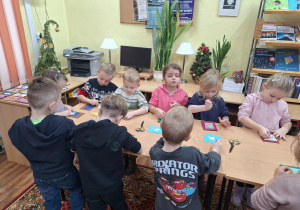 Dzieci wykonują kartki świąteczne