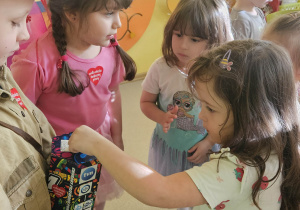 Dzieci wrzucają pieniądze do puszki