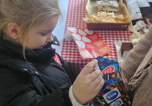 Dzieci wrzucają pieniądze do puszki