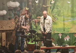 P.Witek stoi obok perkusisty