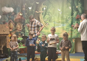 Kilkoro dzieci gra na wybranych instrumentach