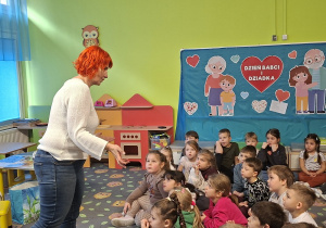 Prowadząca omawia życie pszczół