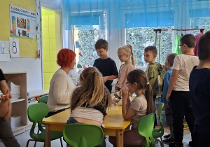 Dzieci podchodzą po przysmak z miodem