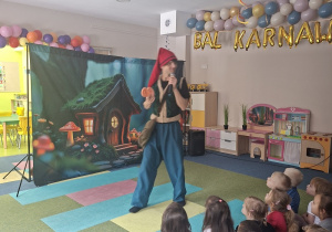 Krasnoludek wita się z dziećmi