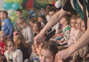 Krasnoludek przymierza uszy dziewczynce