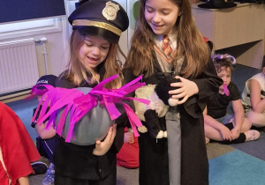 Dwie dziewczynki stoją ze swoją postacią zrobioną z balona