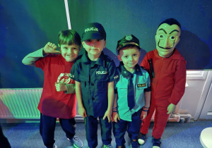 Czworo chłopców pozują w swoich strojach