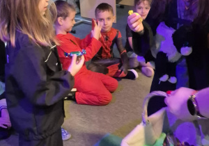 Dzieci biora z koszyka cukierki-nagrody