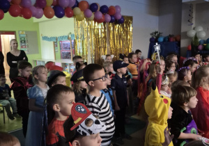 Dzieci oglądają występ nauczycielek