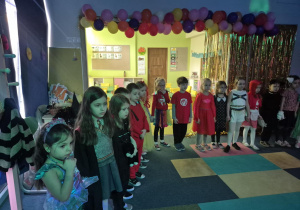 Dzieci ustawione w kole do tańca