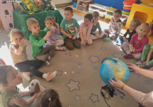 Dzieci patrzą na globus