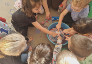 Dzieci biorą udział w doświadczeniu "Wulkan"