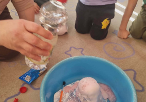 Dzieci obserwują doświadczenie "Wulkan"