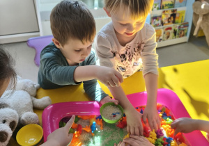 Zabawa sensoryczna "Poszukiwanie dinozaurów"