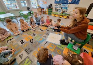 Dzieci słuchają na dywanie ciekawostek nt. zwierząt