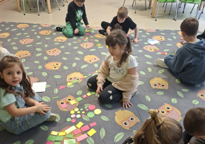 Dzieci segregują i przeliczają figury