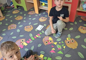 Dzieci segregują i przeliczają figury