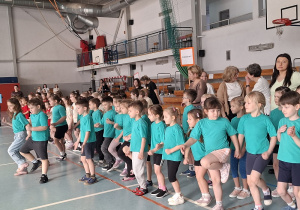 Dzieci rozgrzewają się przed zawodami