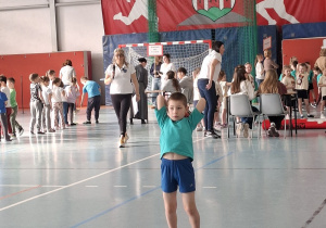 Chłopiec rzuca piłką