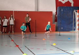 Dwoje dzieci biegnie na czas