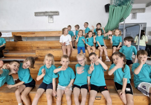 Dzieci siedzą na widowni czekając na ogłoszenie wyników