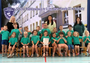 Zdjęcie grupowe z dyplomem grupy "Sowy"