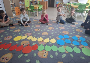 Dzieci przeliczają zbiory balonów