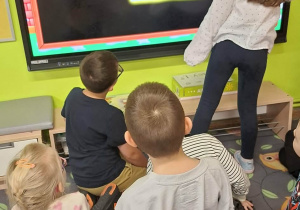 Dziecko rysuje domek w kształcie figur