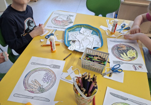 Dzieci kolorują i naklejają wycięte zdrowe produkty