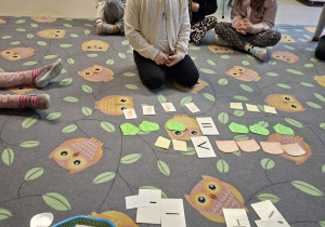 Dzieci układają działania do sylwet produktów spożywczych