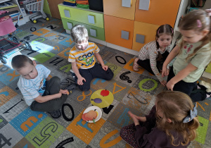 Dzieci segregują owoce